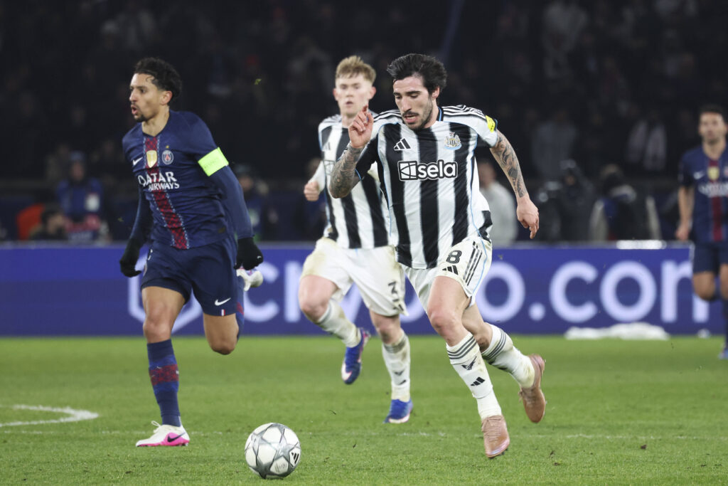 Target From Rivals Manchester United target midfielder from Premier League rivals